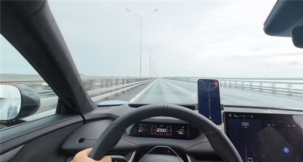 貼地飛行！博主雨天駕駛小米SU7挑戰(zhàn)不限速高速：輕松飆至250km/h