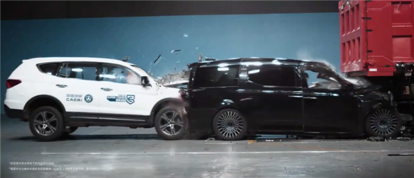 雙A柱設(shè)計(jì)硬剛大貨車！全新極氪009成功通過(guò)連環(huán)追尾測(cè)試