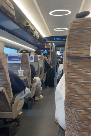 大學生返校時的高鐵車廂能有多安靜：沒人說話 堪比靜音車廂