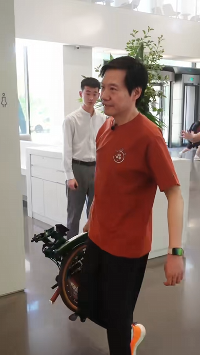 雷軍騎自行車上班引熱議 網(wǎng)友看完不淡定：這車賣1.5萬