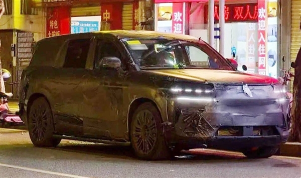 比亞迪騰勢(shì)N9上路諜照曝光 偽裝貼紙亮了：500萬(wàn)以內(nèi)就換我