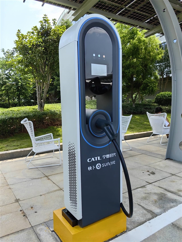 寧德時(shí)代液冷超充樁亮相：功率600kW 10分鐘充進(jìn)800里