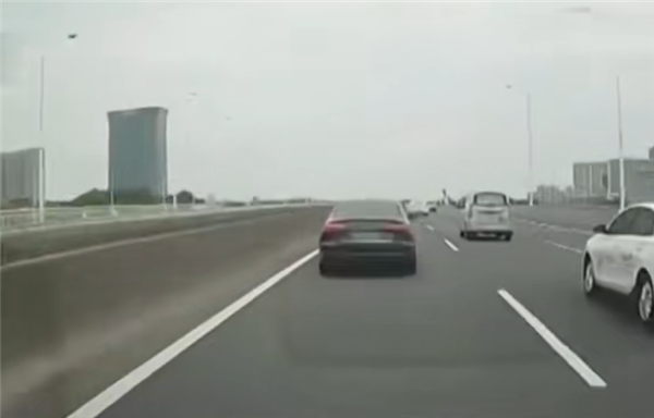 女子高速上沒油竟當(dāng)起人肉警示牌 結(jié)果車輛被后車追尾