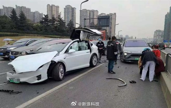 特斯拉稱加速踏板深踩！連撞11輛車主：我是老司機(jī) 不會分不清剎車油門