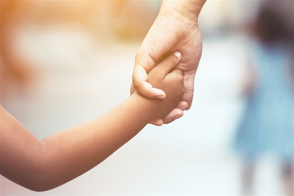 房東見證7年租客結婚生子幫帶娃 網友：沒有血緣的一家人