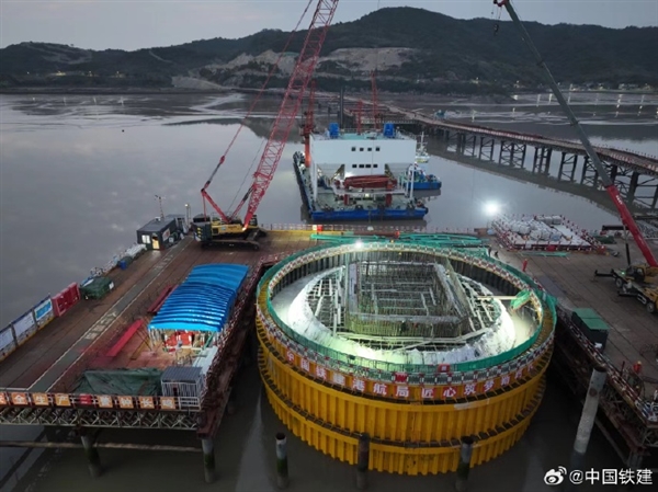 直徑27米！國內(nèi)最大跨度跨海橋梁首個海上承臺順利澆筑完成