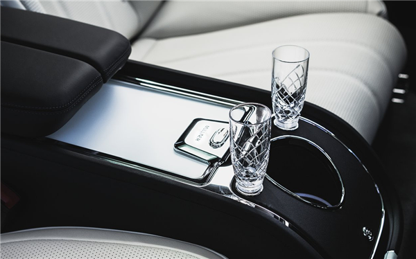 超豪華版大眾途銳 賓利添越長軸距Mulliner版首發(fā)：大V8上身