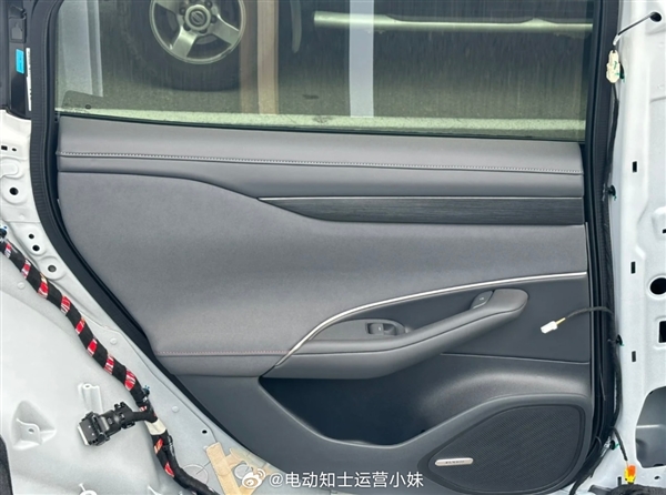 小米汽車首車白車身曝光：門板內(nèi)側(cè)設(shè)計很像特斯拉
