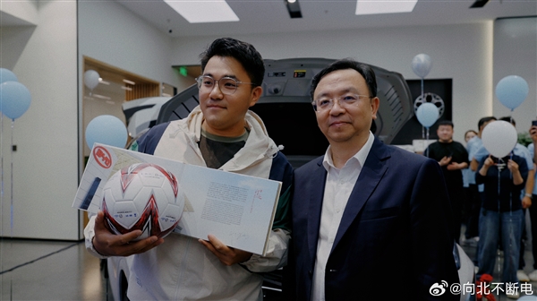 王傳福親自交車還贈(zèng)歐洲杯簽名球 騰勢N7車主：出一輛我買一輛