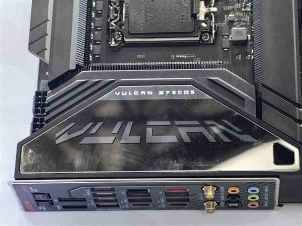 七彩虹Z790火神主板現(xiàn)身：首次E-ATX大板設(shè)計 黑白雙色可選