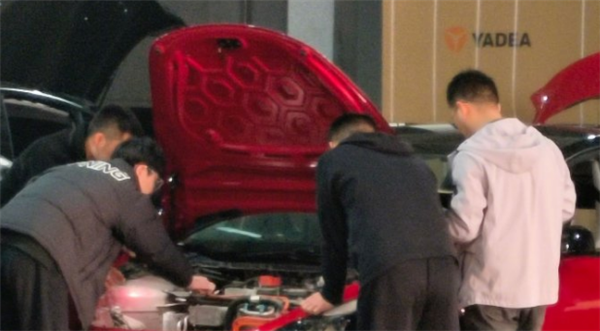 曝雅迪技術(shù)人員拆解蘭博基尼、特斯拉汽車 網(wǎng)友：雅迪要造車了嗎