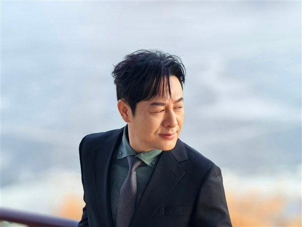 人像絕了！張頌文曬小米14 Pro自拍照：直言國(guó)產(chǎn)手機(jī)質(zhì)感很好