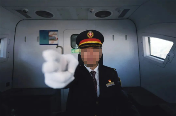 高鐵列車司機為何頻頻雙指“作法”？官方解答了：標準操作