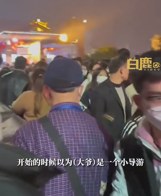 游客洪崖洞花30元找當(dāng)?shù)卮鬆敵?只花2分鐘：網(wǎng)友道出真相