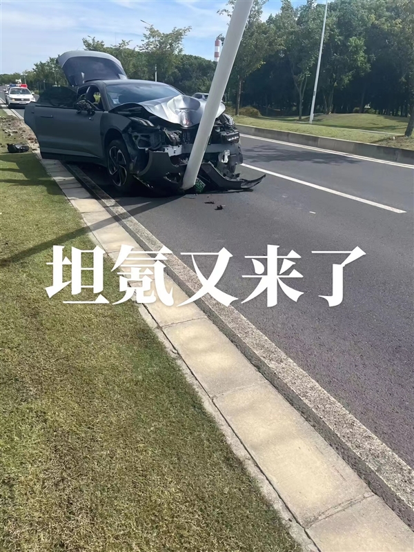 “公路坦氪”再添新證！極氪X撞上路燈：連根拔起推到路中