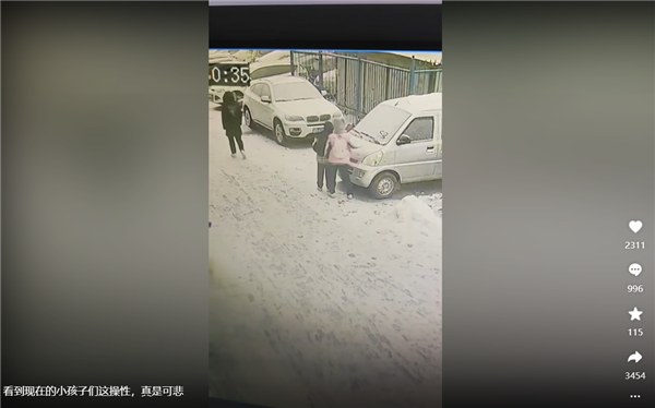 女孩雪后為車主擦去不雅留言 網(wǎng)友：素質(zhì)高下立見