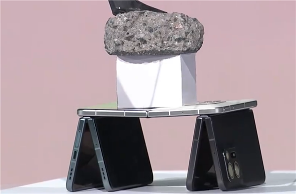 OPPO Find N2折疊屏撐起一輛自行車感受下 屏幕、鉸鏈完好無損