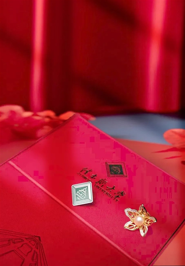 大學(xué)錄取通知書竟含有一顆珍珠 寓意學(xué)生是掌上明珠