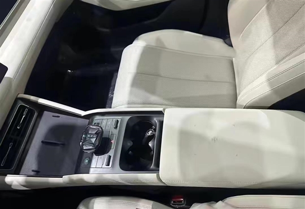 搭載第五代DM-i混動(dòng)油耗新低：全新比亞迪秦L內(nèi)飾曝光