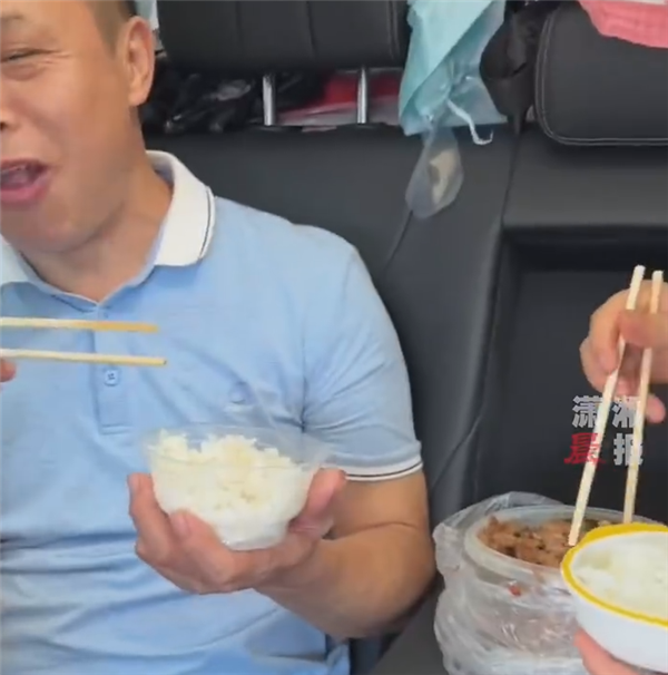 高速堵車餓肚子？有人車上帶了一鍋飯菜 那叫一個(gè)香啊