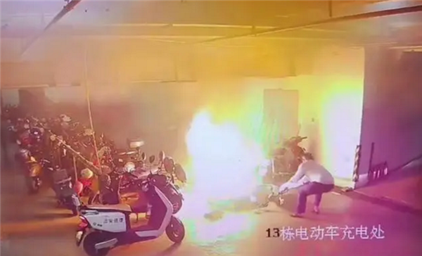 電動自行車起火 保安徒手拖走救了一整棟人：官方提醒車別推回家等充電