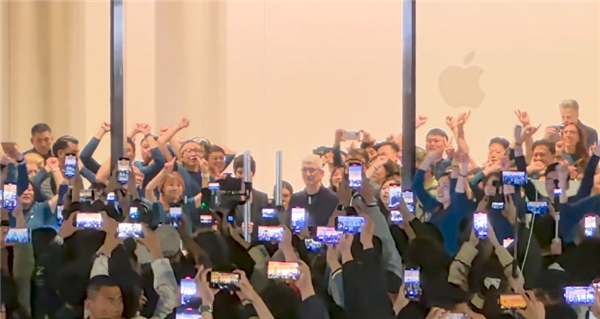 中國(guó)最高規(guī)格！蘋果上海靜安Apple Store開(kāi)業(yè)：庫(kù)克親自揭幕