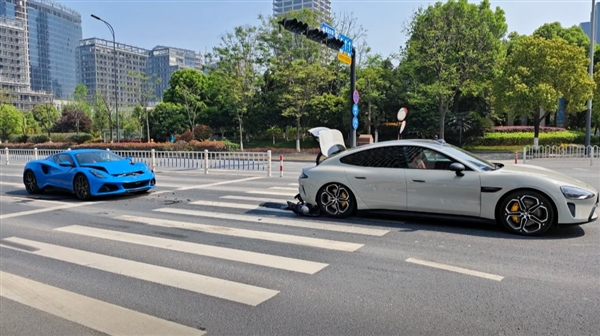 全國首例！小米SU7 Max遭路特斯跑車追尾：空氣懸架氣罐被撞掉