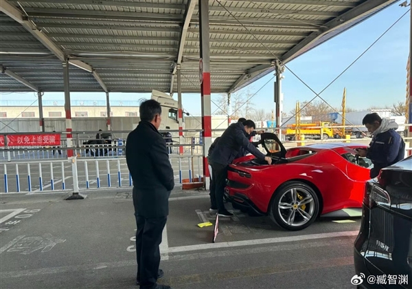 李想在車管所被網(wǎng)友偶遇：正給新買的法拉利296上牌