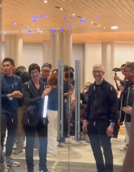 中國(guó)最高規(guī)格！蘋果上海靜安Apple Store開(kāi)業(yè)：庫(kù)克親自揭幕