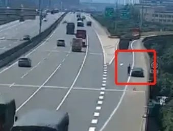 私家車高速拋錨 司機(jī)走下高速 滿滿一車西瓜太矚目