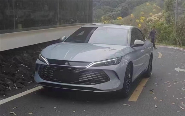 第五代DM-i百公里油耗不到4升！全新比亞迪秦L實(shí)車曝光