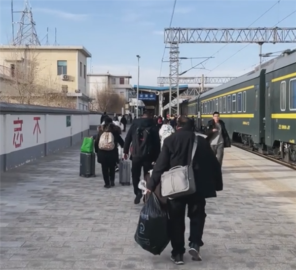 開(kāi)往新疆列車因大風(fēng)中途折返:所有火車都停了(圖1) 開(kāi)往新疆列車因大風(fēng)中途折返:所有火車都停了