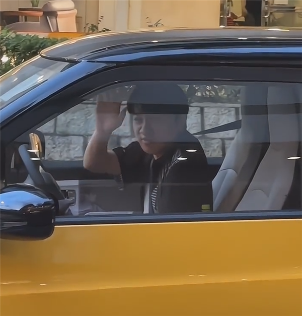 香港街頭偶遇“剁椒魚(yú)頭”：開(kāi)車(chē)的竟是王祖藍(lán)