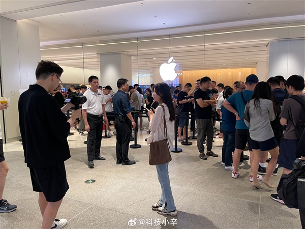 iPhone 15正式發(fā)售！多地Apple Store實(shí)拍：8點(diǎn)前就大排長(zhǎng)龍