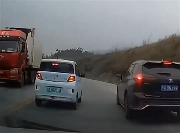 小車連續(xù)借道超車 1分鐘后就出事：失控沖出路面翻滾數(shù)圈