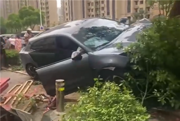 男子開(kāi)極氪001超速與電動(dòng)自行車相撞 官方通報(bào)：2死1傷