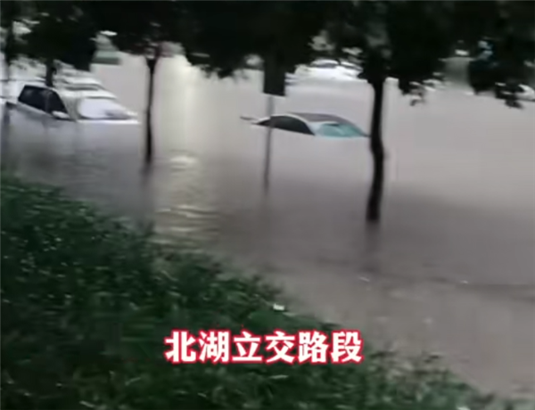 廣西南寧特大暴雨：有車輛被淹至車頂