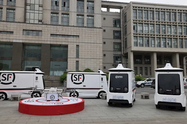 全國首個“無人配送”高校誕生：天上飛 地上跑