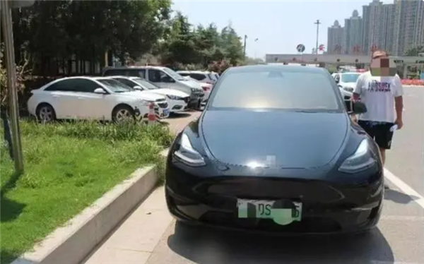 特斯拉高速上自動(dòng)駕駛車主睡著 追尾他人后又逃逸