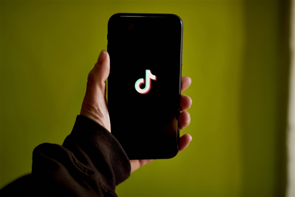 董宇輝曾稱俞敏洪給的錢夠花了：錢太多了就是痛苦