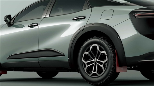 離地間隙升高、裝上紅色擋泥板！豐田皇冠越野套件版出爐