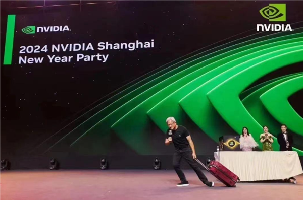 黃仁勛突然來(lái)中國(guó) 穿大花背心扭秧歌參加年會(huì)背后：華為起勢(shì)太猛 感到壓力