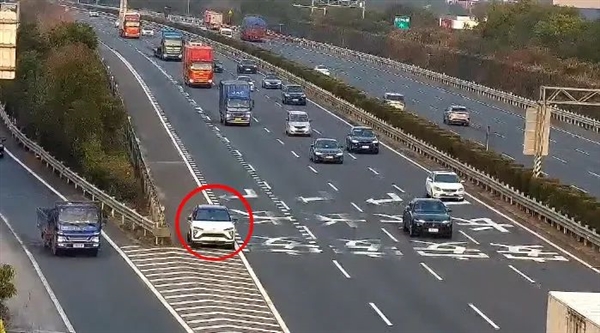 續(xù)航只剩1公里 新能源車主心急換電 高速逆行被重罰
