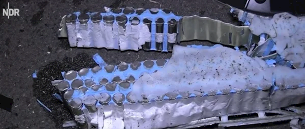 一特斯拉在德國(guó)遭慘烈事故：車輛碎成一地 司機(jī)當(dāng)場(chǎng)死亡