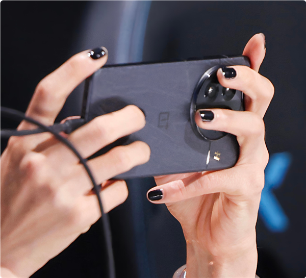 一加13真機(jī)上手首秀！藍(lán)黑雙色亮相：家族式合頁(yè)設(shè)計(jì)成歷史