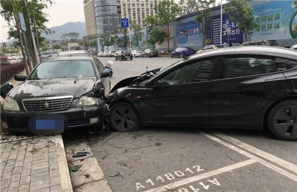單踏板又惹禍？南寧一特斯拉失控連撞多車 比亞迪哈佛等嚴(yán)重受傷