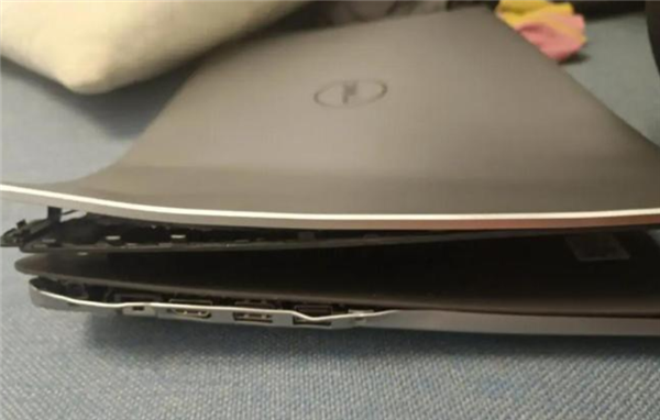 放假人多到夸張：大學(xué)生擠地鐵 電腦被門(mén)夾變形