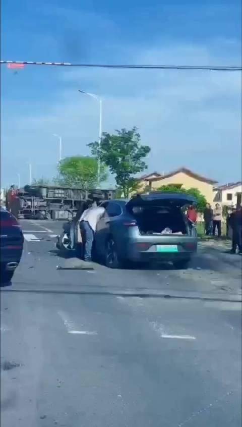 問界M5撞翻大貨車 行車記錄儀第一視角太驚險