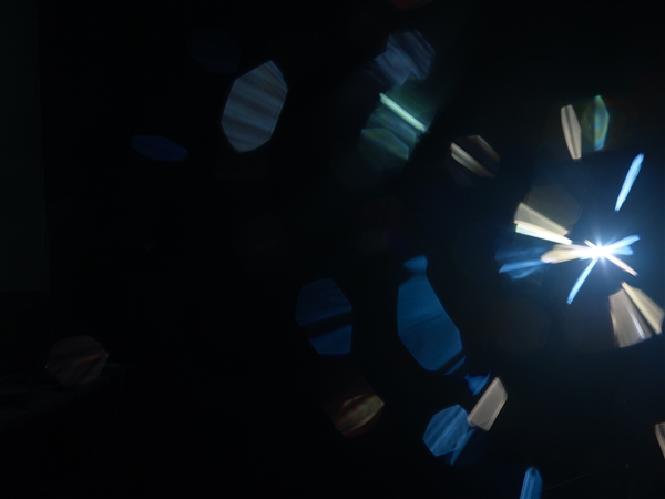 Windows 10默認壁紙竟不是電腦生成！真實激光、窗戶打出來的