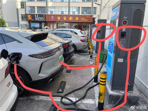 比亞迪騰勢(shì)N7充電遇到汽油車占位：使出“雙槍”充電大招 結(jié)果太爽